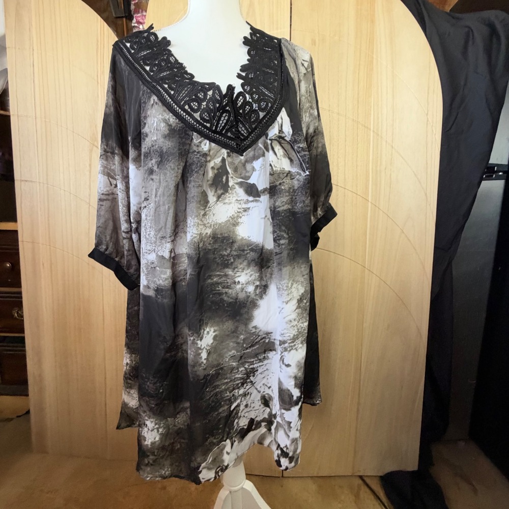Xin Yi Tunic Top 5XL Black White Abstract Floral Crochet Lace V-Neck Blouse